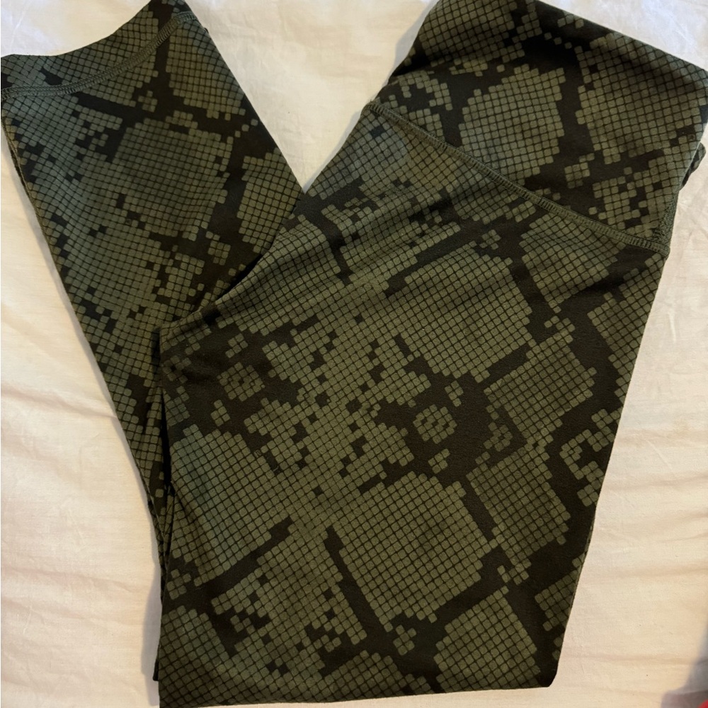 Size 6 crop Lululemon Wunder Unders